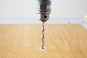 电钻钻一个孔在木材图片