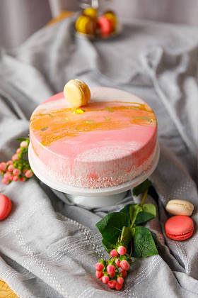 美丽的糕点。蛋糕和马卡龙。甜蜜的节日自助餐, 包括纸杯蛋糕、蛋糕和其他甜点