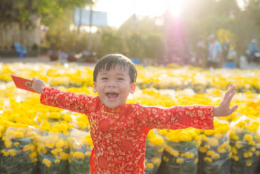 一個亞洲男孩在傳統(tǒng)節(jié)日服裝的肖像。可愛的越南小男孩在奧代禮服微笑。去度假。農歷新年越南
