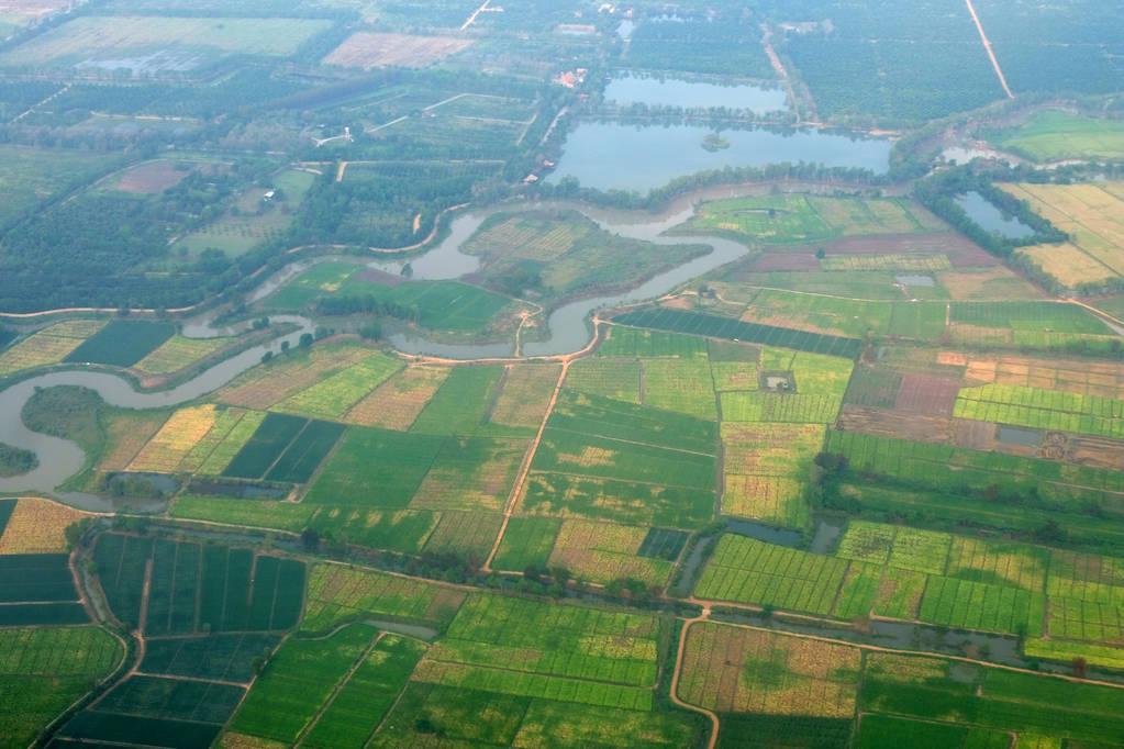 最高视野领域的道路和河, 空中照片从飞机, 泰国
