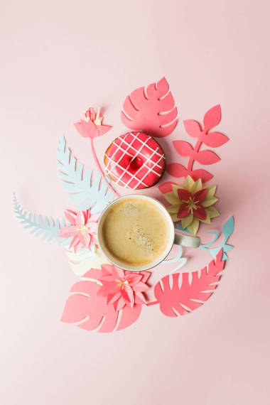 從上面的景色與咖啡, 甜甜圈和現(xiàn)代折紙手工紙花復制空間。3月8日, 婦女日。粉紅色的背景。婦女和更嚴厲的工作場所. 