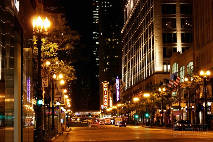 在晚上的芝加哥城市景