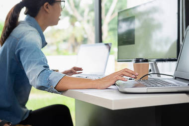 從事軟件開發(fā)和編碼技術(shù)的程序員。網(wǎng)站設(shè)計。技術(shù)理念