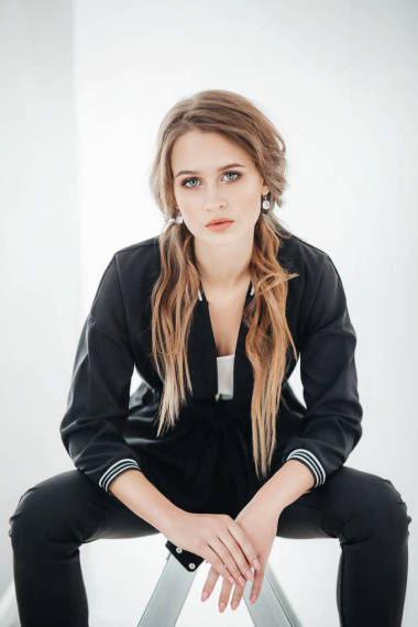 穿著黑色夾克擺姿勢(shì)的美麗的年輕女子