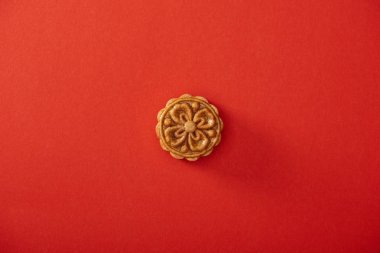 在红色上隔离的中国传统月饼的顶视图