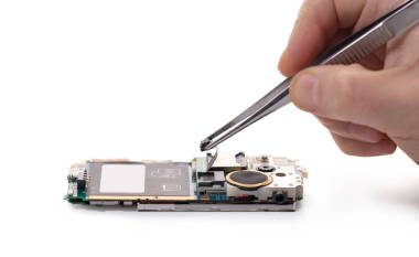 手機(jī)維修, 雙手特寫在白色隔離的背景