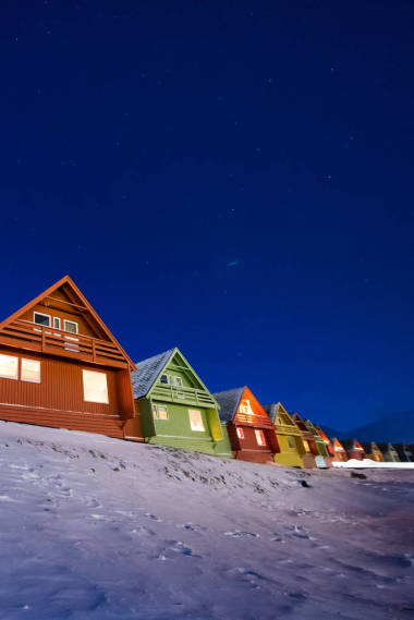 极地北极北极光在挪威斯瓦尔巴特的天空之星在朗伊尔城市的月亮山脉