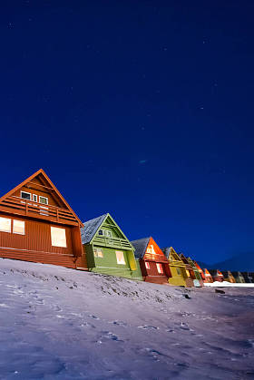 极地北极北极光在挪威斯瓦尔巴特的天空之星在朗伊尔城市的月亮山脉