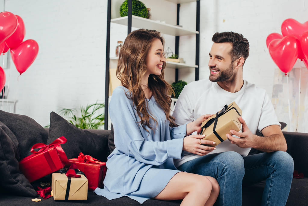 爱夫妇送礼礼物在房间里心形气球 爱夫妇送礼礼物在房间里心形气球