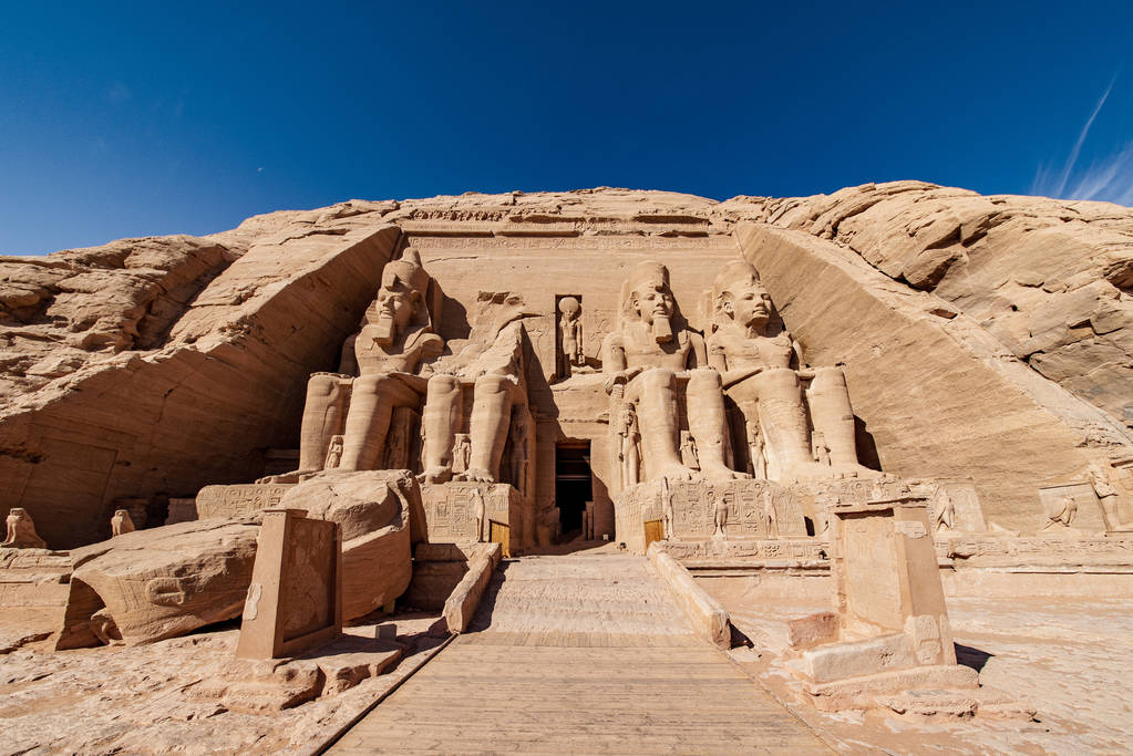 阿布辛贝尔寺庙两个巨大的岩石寺庙在阿布比亚村庄在 nubia 南部 阿布辛贝尔寺庙两个巨大的岩石寺庙在阿布比亚村庄在 nubia 南部