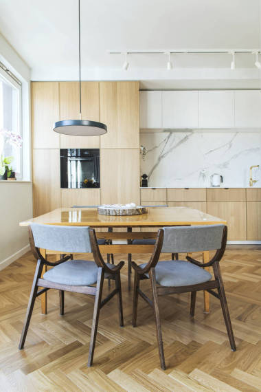 時尚的現(xiàn)代廚房, 帶溫暖木色的用餐室