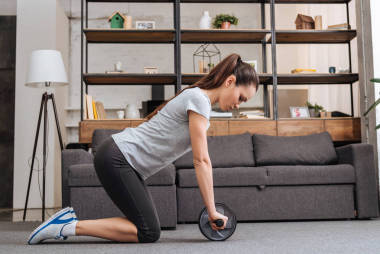 重点运动女运动员训练与 ab 轮在家