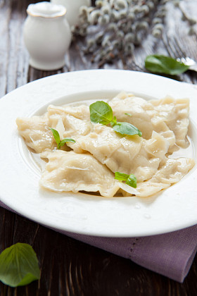 馄饨和乳清和罗勒叶