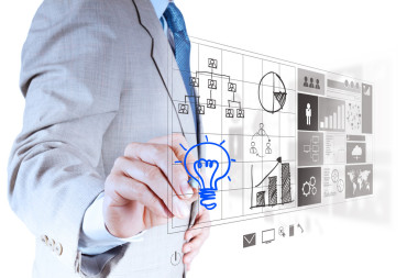 商人手繪制新計算機接口與燈泡