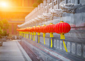 挂在石墙上的红色中国灯