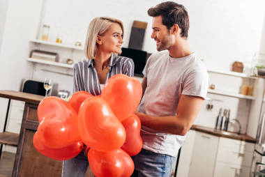 有選擇的焦點(diǎn)英俊的男友問候有吸引力的女朋友在情人