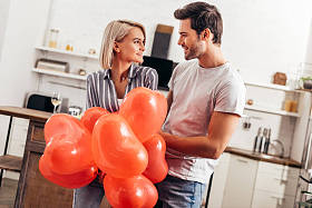 有选择的焦点英俊的男友问候有吸引力的女朋友在情人