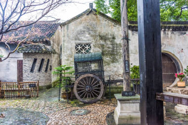 中國(guó)周莊老街上的古車(chē)