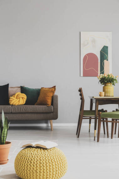 打開關(guān)于黃色 pouf 在老式客廳和餐廳內(nèi)部的書