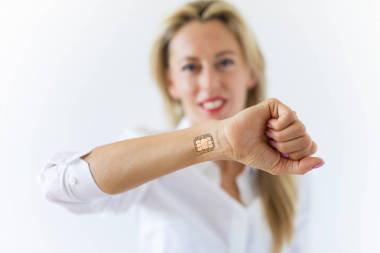 手部有电脑晶片植入物的女子