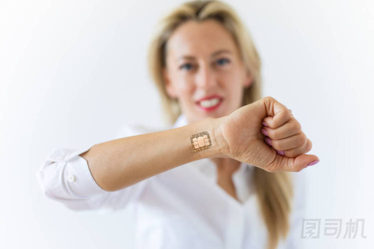 手部有電腦晶片植入物的女子