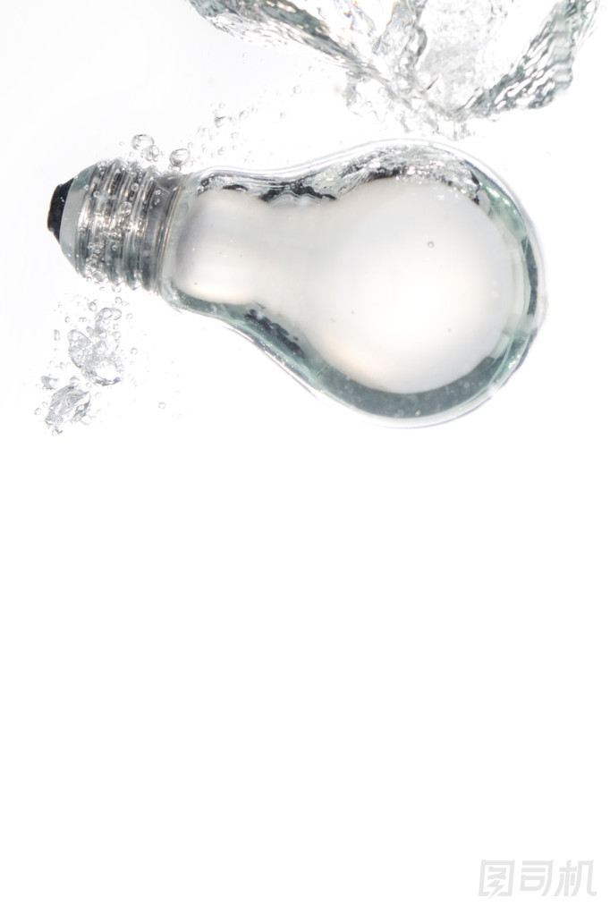 在清澈的水下降一個燈泡