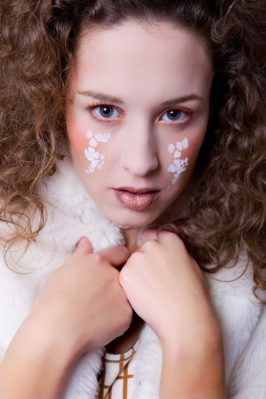 臉上涂油彩照片