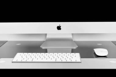 烏克蘭, 里夫納, 2018年10月11日。蘋(píng)果電腦 imac 27 視網(wǎng)膜顯示5k 鍵盤(pán)和神奇的鼠標(biāo)在黑色的桌子上。隔離在白色背景上