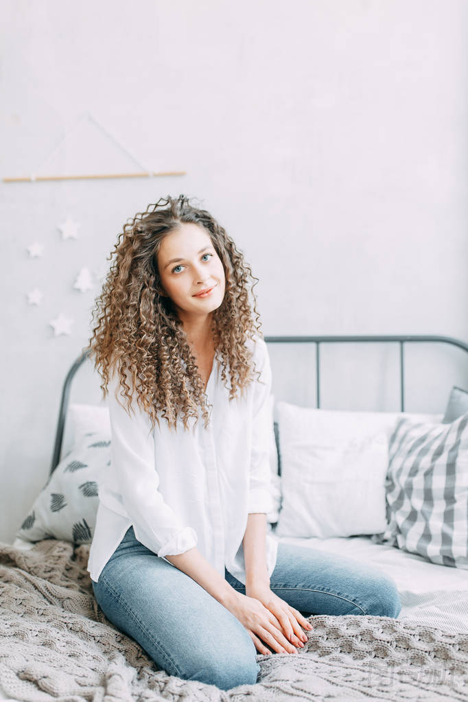 一個年輕女孩的肖像與微笑和紙杯蛋糕。照片拍攝在室內燈光工作室