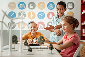 特别的金发女孩盯着风车模型图片