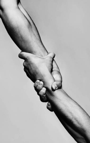 救援, 幫助手勢或手。強(qiáng)大的堅(jiān)持。兩只手, 幫助一個朋友的手。握手, 武器, 友誼。友好的握手, 朋友的問候, 團(tuán)隊(duì)合作, 友誼。特寫。黑色和白色