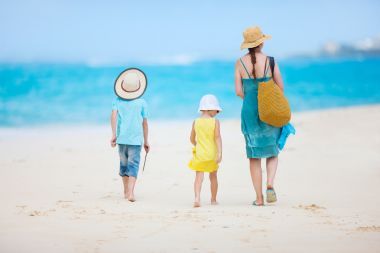 母亲和孩子在一个热带海滩上图片