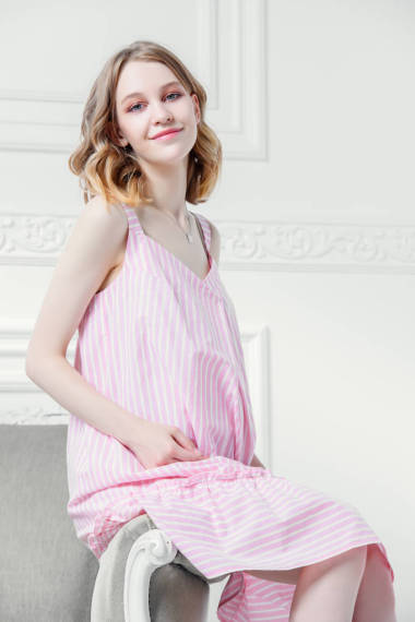 年輕的, 懷孕的婦女在家庭內(nèi)部。懷孕和母性。孕婦時(shí)