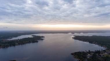 日出時(shí)佛羅里達(dá)州米爾頓的黑水河鳥圖