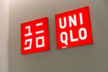 中國香港- 2018年12月24日:進入優(yōu)衣庫門店優(yōu)衣庫是一家成功的全球日本快時尚零售