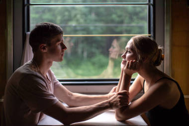 乘火車旅行的浪漫情侶圖片