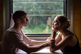 乘火车旅行的浪漫情侣图片