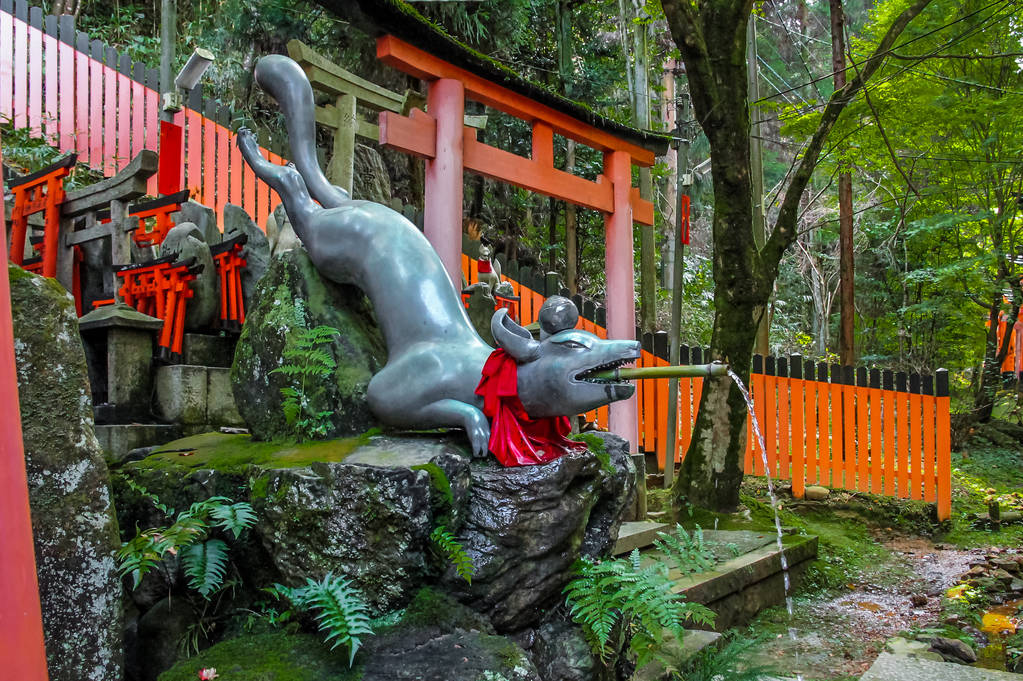 日本京都富见稻田神社的狐狸雕像喷泉