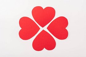 背景与心形纸卡片查出在白色, st 情人节概念