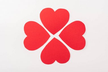 背景与心形纸卡片查出在白色, st 情人节概念