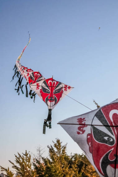 一排排中國(guó)紙風(fēng)箏在晴朗的藍(lán)天上飛翔