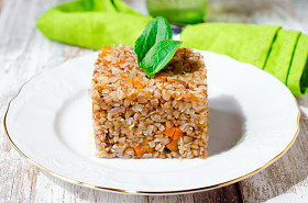 荞麦炖蔬菜和菠菜图片