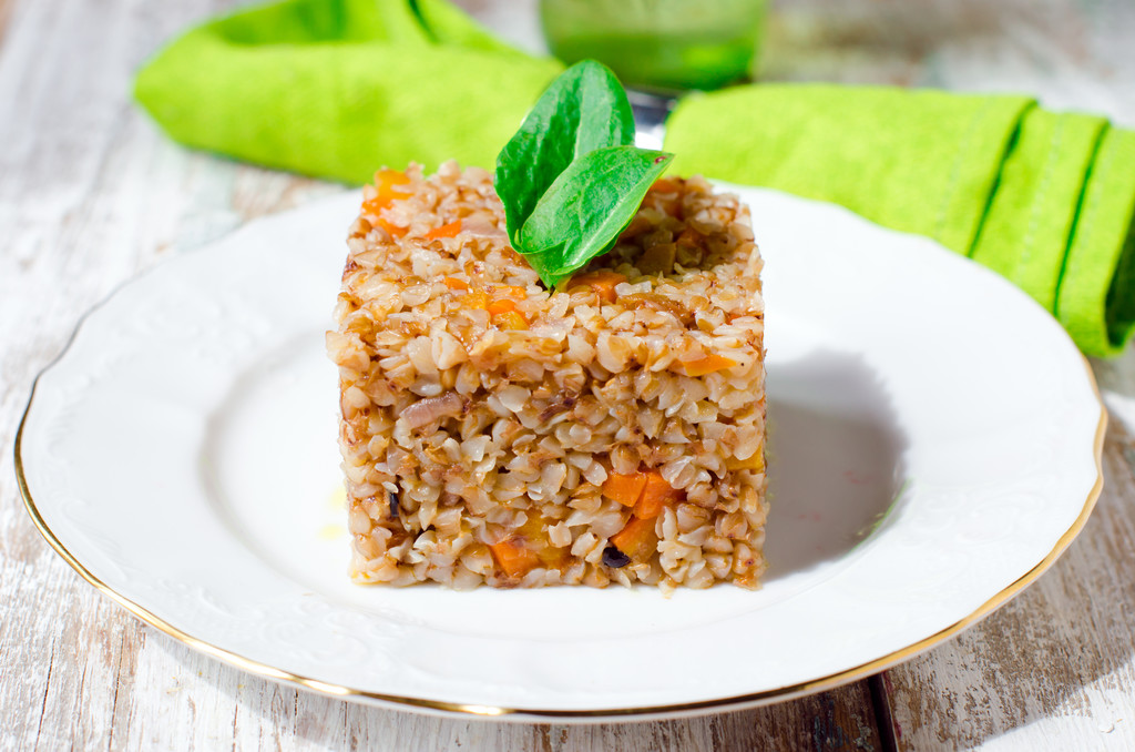 荞麦炖蔬菜和菠菜图片