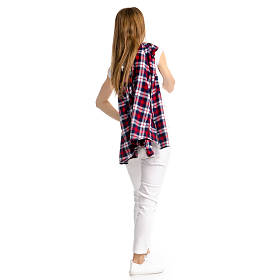 穿白色牛仔裤和衬衫的妇女