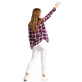 白色牛仔裤和衬衫显示的妇女