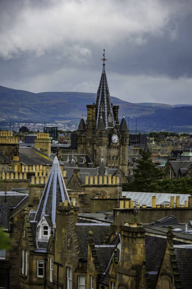 爱丁堡屋顶的垂直构图