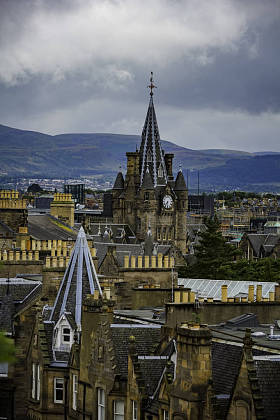 爱丁堡屋顶的垂直构图