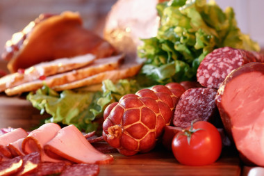 香肠和熏制的肉