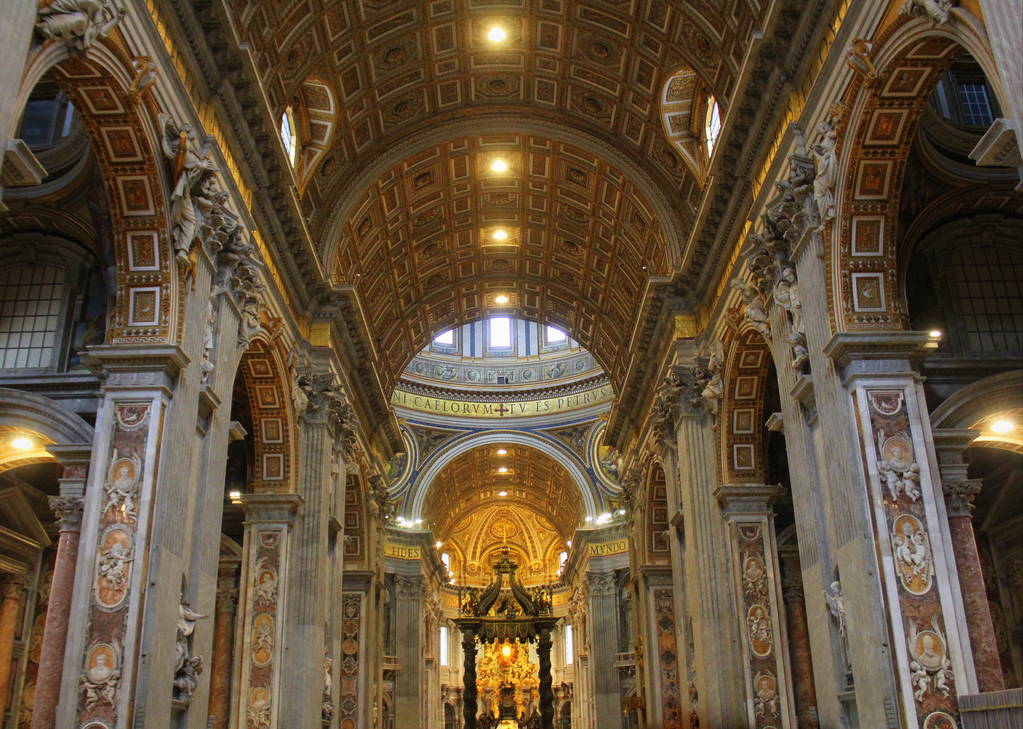 梵蒂冈, 罗马, 意大利-2018年12月30日: 室内和建筑的圣彼得大教堂, 罗马, 意大利 