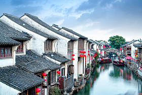 周庄, 中国是苏州地区著名的水上城市。长江以南有许多古老的城镇